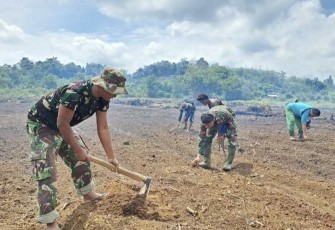 Buka lahan pertanian baru di lokasi TMMD Kampung Melati Jaya, Kabupaten Berau, Kamis (28/9)