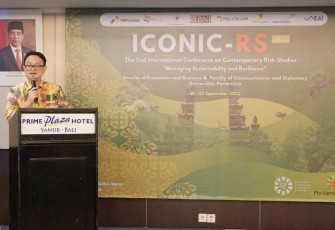 Wakil Menteri Perdagangan RI Menyampaikan Sambutannya Mengenai Risiko dan Peluang Perdagangan Nasional dan Global di Kegiatan ICONIC-RS 2023