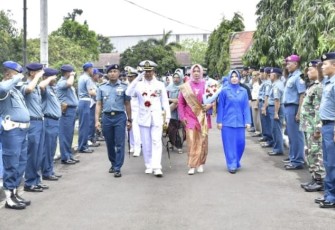 Danlanal Cilacap Kolonel Laut (P) Bambang Subeno saat prosesi pelepasan prajuritnya purna tugas, Senin (2/10)
