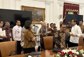 MenkopUKM Teten Masduki saat berdialog bersama Presiden Joko Widodo usai rapat terbatas di Jakarta, Jum'at (6/10)