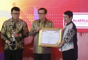Sekjen Kementerian Kominfo Mira Tayyiba menerima penghargaan Kategori Terbaik I Anggota Jaringan Dokumentasi dan Informasi Hukum Nasional (JDIHN) Tahun 2023 Tingkat Kementerian dari Menteri Hukum dan Hak Asasi Manusia (HAM) Yasonna Laoly di Jakarta Barat, Kamis (12/10/2023).