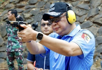 Bambang Soesatyo saat mengikuti kejuaraan menembak KASAL Cup 2023, Jakarta, Jum'at (13/10)