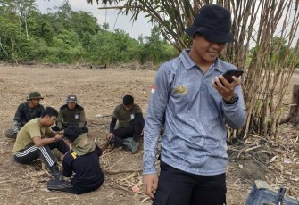 Video Call bersama keluarga saat berada di lokasi TMMD 