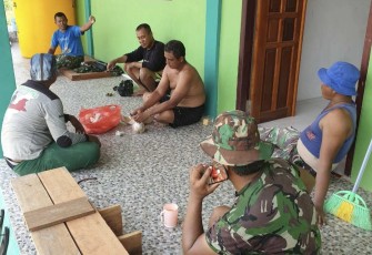 Senda gurau di sela istirahat satgas TMMD 