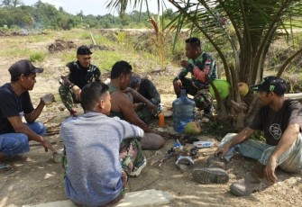 Senda gurau di sela istirahat satgas TMMD 