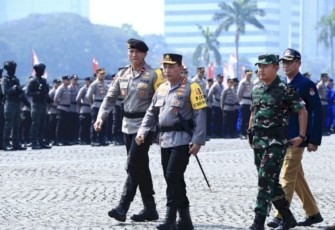 Kapolri Jenderal Listyo Sigit Prabowo saat pengecekan pasukan dalam apel gelar pasukan Operasi Mantap Brata di Jakarta, Selasa (17/10)