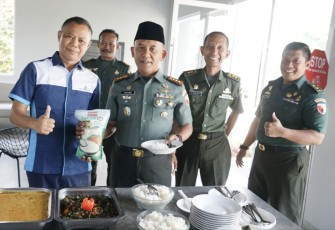 Danrem 081/DSJ Kolonel Inf H. Sugiyono saat mencoba hasil pangan dari beras porang, Selasa (17/10)