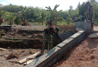 Pelepasan papan kupingan jembatan