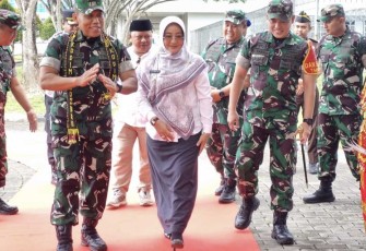 Dandim 0902/Berau Letkol Inf Dony Fatra bersama Bupati Berau Hj Sri Juniarsih Mas menyambut kedatangan Kasdam VI/Mlw Brigjen TNI Susilo, Rabu (18/10)