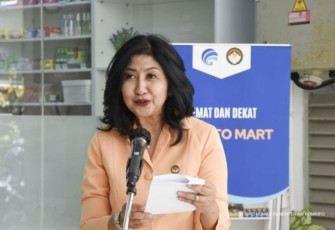 Penasihat Dharma Wanita Persatuan (DWP) Kementerian Komunikasi dan Informatika Dina Budi Arie Setiadi (kiri) didampingi Wakil Ketua 3 Bidang Ekonomi DWP Kominfo, Ratna Semuel Pangerapan meresmikan Kominfo Mart di Kantor Kementerian Kominfo, Kamis (19/10).