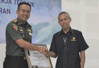 Danmenarmed 2 Kostrad Kolonel Arm Joko Setiyo Kurniawan saat menerima penghargaan dari KPPN Malang, Rabu (18/10) 