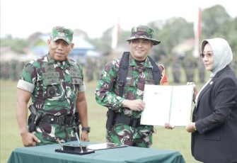 Kasdam VI/Mulawarman Brigjen TNI Susilo menyaksikan serah terima hasil TMMD ke 118 ke Bupati Berau, Kamis (19/10)