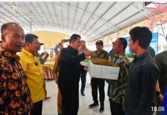 Gubernur Kepri Beri Bantuan Untuk Nelayan Kota Batam 