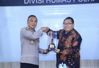 Kadiv Humas Polri Irjen Pol Sandi Nugroho saat menerima cenderamata SMSI di Jakarta, Rabu (25/10)