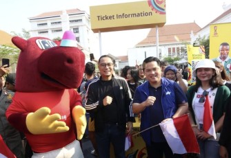 Walikota Surabaya Eri Cahyadi bersama Ketum PSSI Erick Thohir di Surabaya, Minggu (29/10)