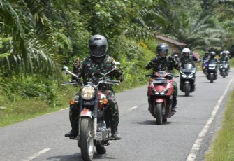 Danrem 023/KS Kolonel Inf Lukman Hakim kendarai sepeda motor sambangi wilayah teritorial Kodim 0211/TT, Selasa (31/10)