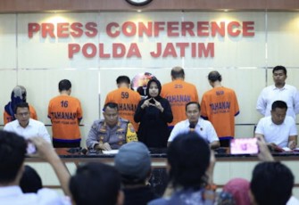 Ditreskrimum Polda Jatim saat konferensi pers terkait pengungkapan kasus mafia tanah di Malang, Senin (6/11)