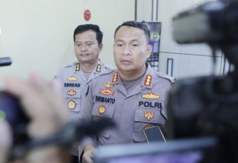 Kabid Humas Polda Jatim Kombes Dirmanto saat memberikan keterangan pers 