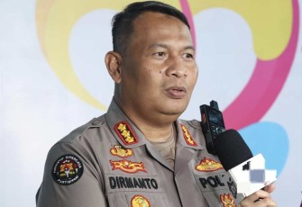 Kabid Humas Polda Jatim Kombes Dirmanto saat memberikan keterangan pers 