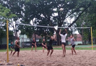 Olahraga volley pasir prajurit Menarmed 2 Kostrad, Malang, Selasa (14/11)