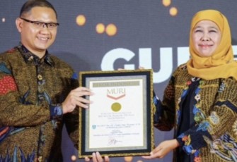 Gubernur Jatim, Khofifah Indar Parawansa saat menerima 2 penghargaan MURI dan menutup seleksi lomba GTK GCC Batch-4 di Surabaya, Selasa (28/11)