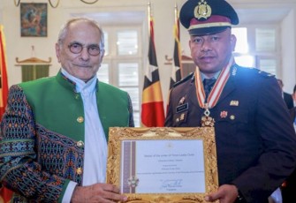 Ipda Fridus Bere anggota Polres Malaka, Polda NTT saat menerima penghargaan medali kehormatan presiden Timor Leste