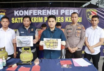 Kasat Reskrim Polres Kediri AKP Dr. Fauzy Pratama saat konferensi pers, Sabtu (2/12)