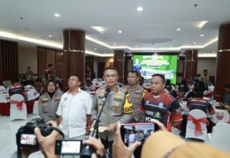 Kapolda Jatim Irjen Pol Imam Sugianto saat memberikan keterangan pers
