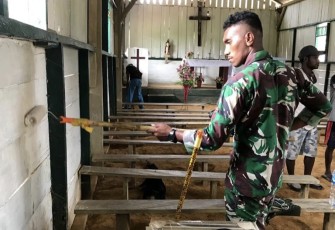 Pengecatan gereja sambut perayaan Natal di perbatasan, Jum'at (8/12)