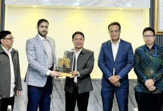 Dirjen PHU bersama Ketua ASEAN Bahrain Council (ABC), Shaikh Daij bin Isa Al Khalifa memberikan cenderamata usai audisi di Jakarta, Senin (11/12)