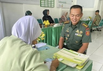 Danmenarmed 2 Kostrad Kolonel Arm Joko Setiyo Kurniawan saat pemeriksaan gula darah dan kolesterol di posbindu Kemuning, Malang, Rabu (13/12)