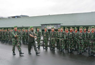 Danrem 023/KS Kolonel Inf Lukman Hakim saat inspeksi pasukan dalam pelaksanaan upacara Hari Juang TNI AD tahun 2023, Sibolga, Jum'at (15/12)