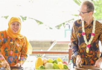 Gubernur Khofifah bersama Dubes Inggris saat ngulek rujak. Jum'at (15/12)