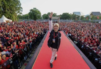Siti Atikoh Supriyanti saat acungkan 3 jari di Kota Solo, Minggu (17/12) 