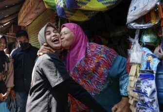 Siti Atikoh menerima ciuman dan pelukan hangat pedagang pasar Pagotan Madiun, Senin (18/12)
