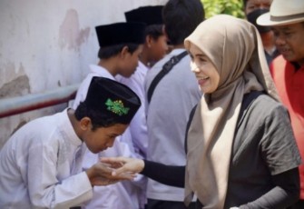 Siti Atikoh disambut santri ponpes PPNQ Ponorogo, Senin (18/12)