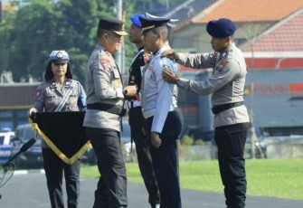 Kapolda Jatim Irjen Pol Imam Sugianto saat apel gelar pasukan Operasi Lilin Semeru 2023, Kamis (21/12)