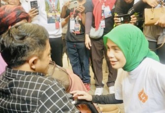 Atikoh Ganjar saat menyapa dan berbincang dengan peserta jalan sehat disabilitas 