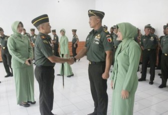 Dandim 0833/Kota Malang Letkol Arm Aris Gunawan saat memberikan ucapan selamat Ps Danramil 01/Klojen Lettu Inf Kieswo Sudigo usai upacara tradisi masuk satuan, Kota Malang, Rabu (27/12)