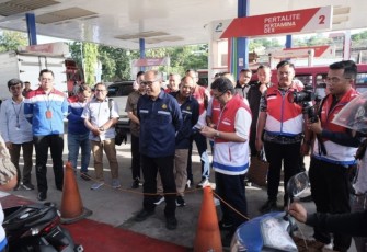 Dirjen Minyak dan Gas Bumi Tutuka Ariadji saat meninjau pom BBM dan LPG di Kupang, NTT, Rabu (27/12)