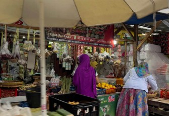 Interaksi antara pengunjung dan pedagang (Foto : Tsavirha Almara)