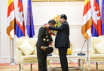 Kasad Jenderal TNI Dr. Dudung Abdurachman saat Terima Medali Kehormatan Negara Kamboja