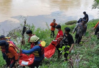  Evakuasi mayat pria tanpa identitas dari aliran sungai Bengawan Solo, usai ditemukan di wilayah Dukuh Dingin, Desa Kemiri, Kecamatan Kebakkramat, Kabupaten Karanganyar, Kamis (4/4/2023). Foto : Istimewa