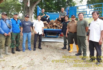 Petugas gabungan dari Perhutani KPH Cepu dan aparat kepolisian mengamankan sejumlah barang bukti kayu jati hasil curian.