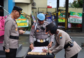 Kapolres Tulungagung AKBP Eko Hartanto, S.I.K,MH saat meminpin prosesi penandatangan sertijab Kapolsek di halaman mapolres Tulungagung