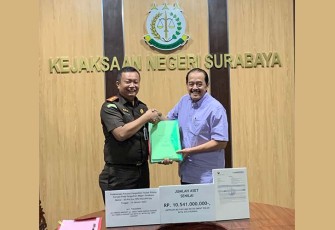 Penyerahan Aset dilakukan Kepala Kejaksaan Negeri Surabaya didampingi Kasi Pidsus, Kasi Intel dan Kasi Datun dikantor Kejakasaan Negeri (Kajari) Surabaya, Selasa (18/04/23).