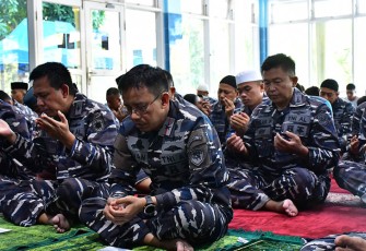 Danlantamal VI saat Menghadiri Doa Bersama dalam Rangka Memperingati HUT TNI AL Ke- 78
