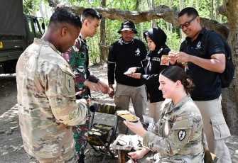 Tentara Amerika saat Mencoba Ransum TNI