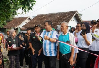 Bupati Blora Arief Rohman memotong pita dalam acara tasyakuran selesainya pembangunan jalan Desa Ketringan.