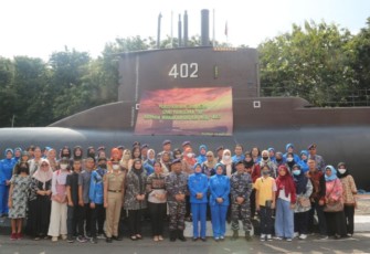Tali Asih kepada Ibu-ibu Warakawuri dan ahli waris prajurit KRI Nanggala-402, bertempat di monumen KRI Nanggala -402 Koarmada II Surabaya, Jumat (21/4/2023)